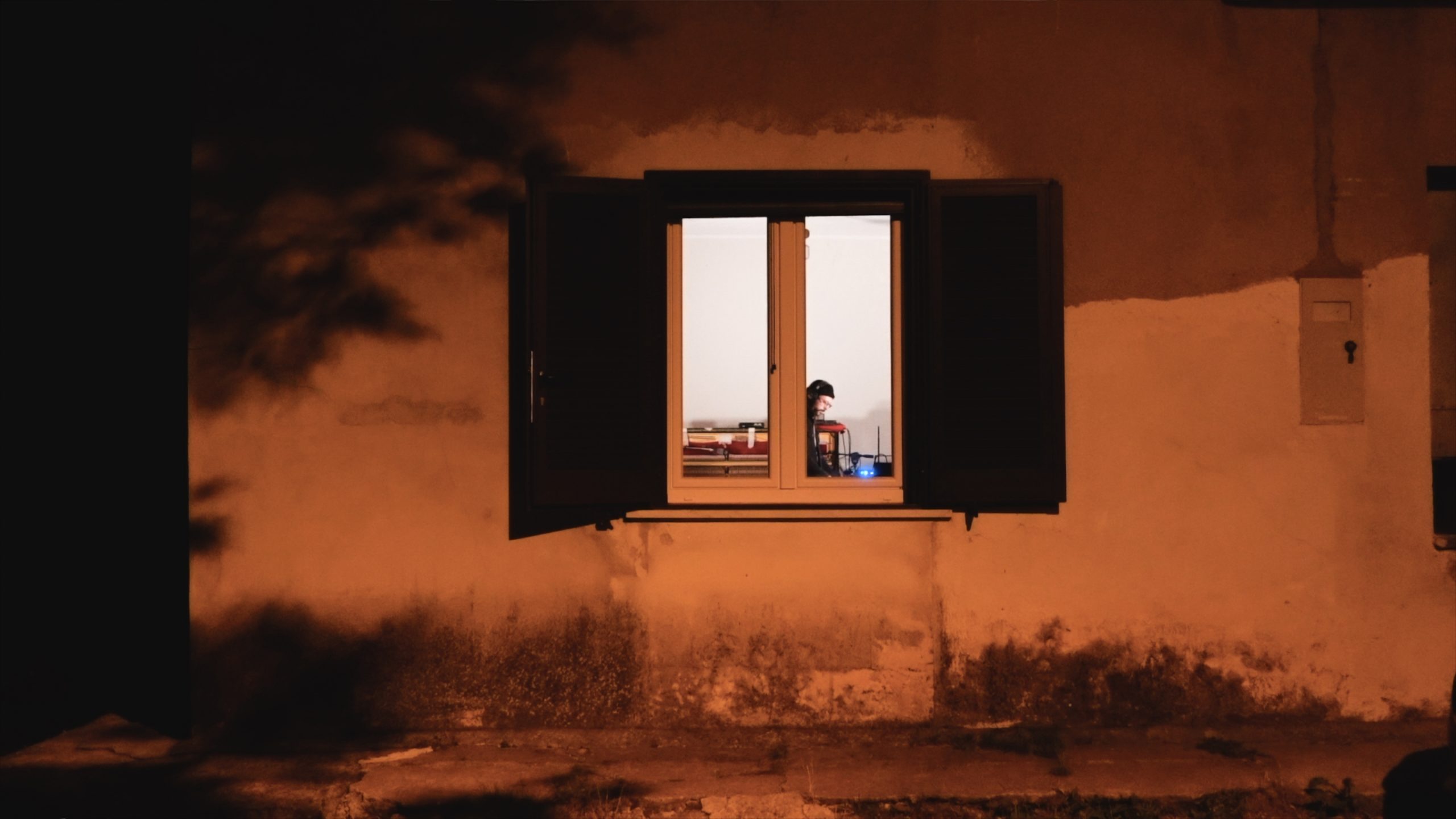 Il viaggio di Edoardo Petracci parte da una finestra che ci guarda | Intervista